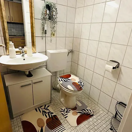 דירה Zentrales Und Gemuetliches In Mit Balkon,badewanne Und Parkplatz